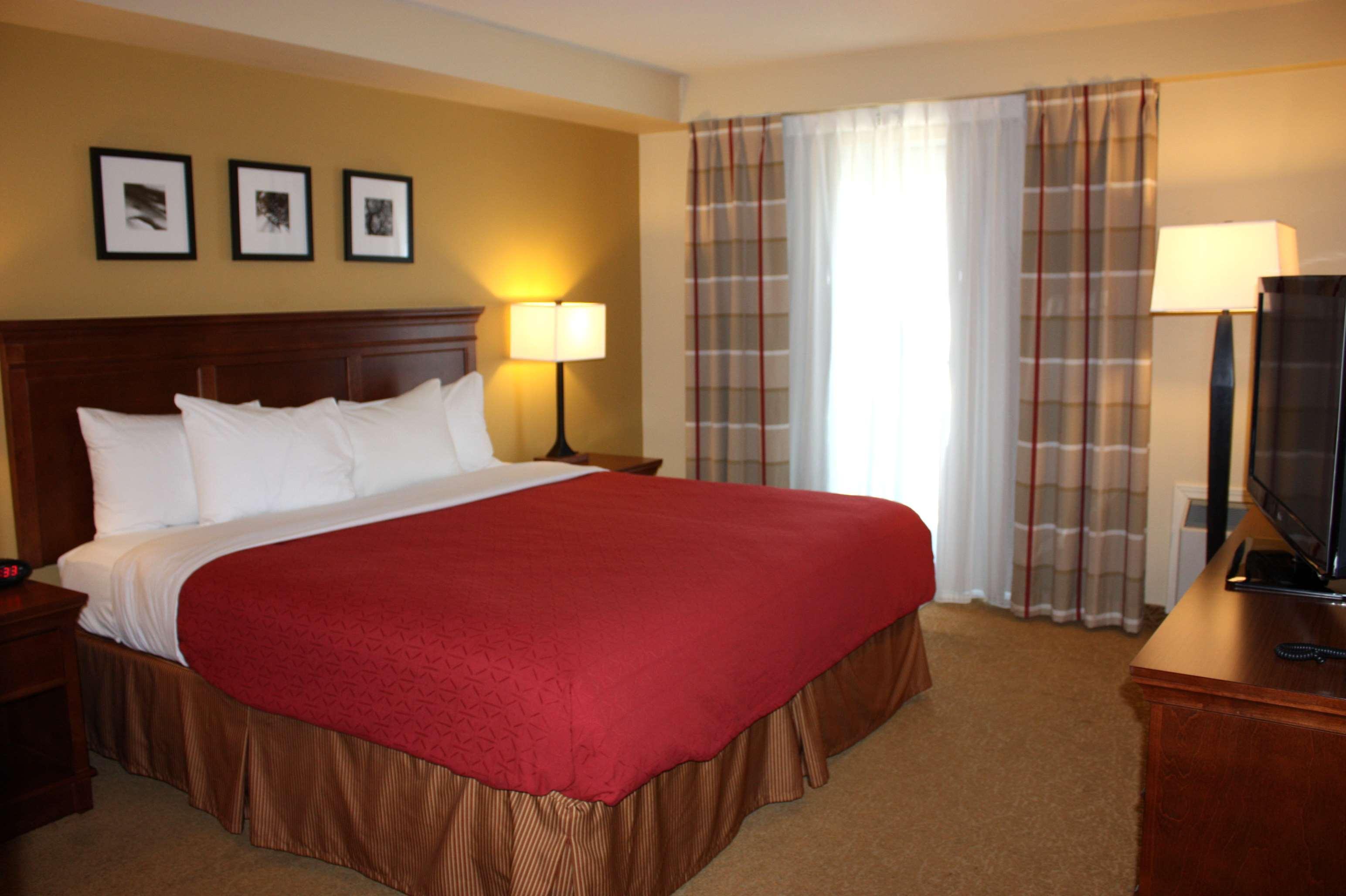 Country & By Radisson, Winnipeg, Mb 3*